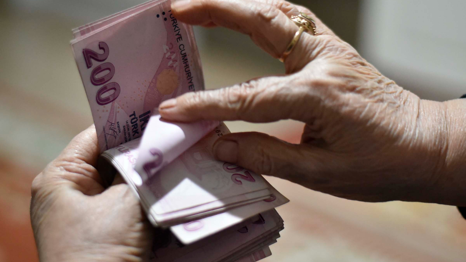 The Minister announced... 1 billion 189 million liras were deposited into the accounts