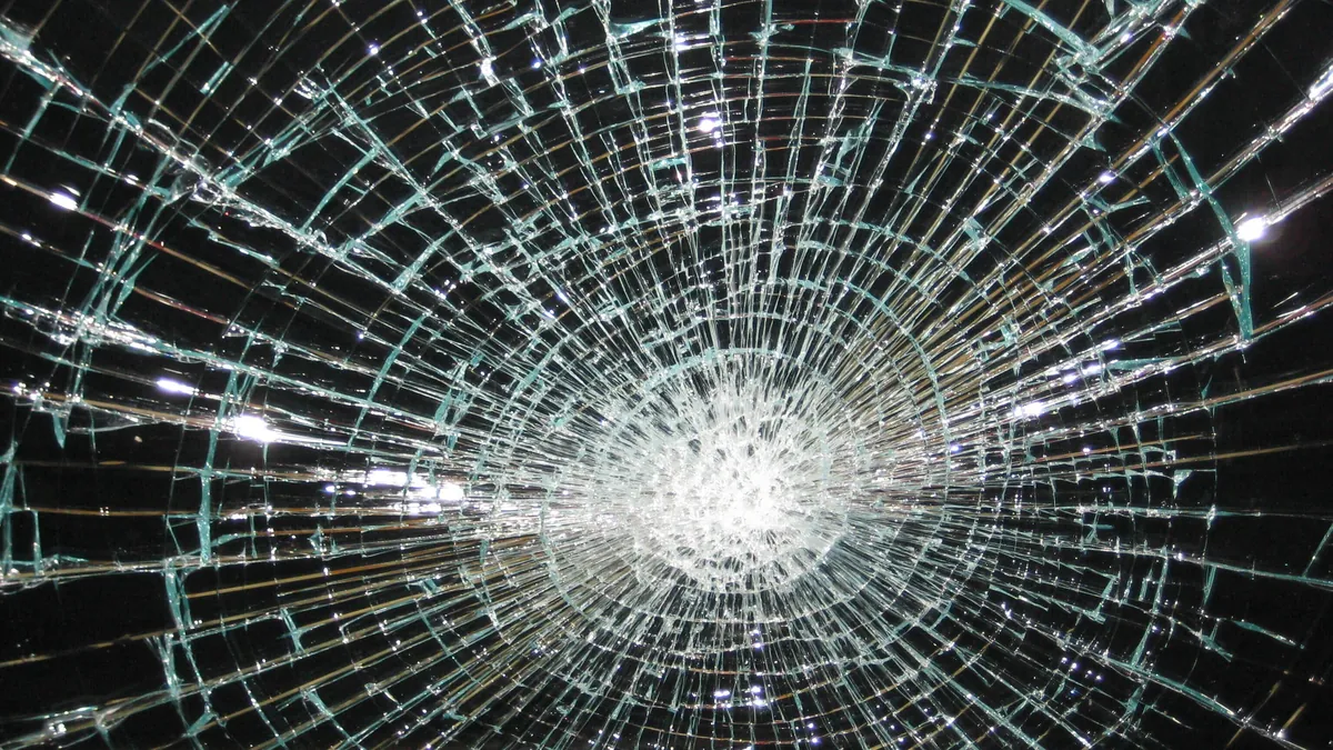 Zerbrochene Glasscheibe (Symbolbild): Haftpflichtversicherungen finden eine immer größere Verbreitung.