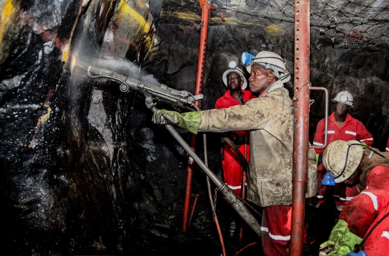 Cover for exploiting Africa, health aid in exchange for minerals - Picture: 2