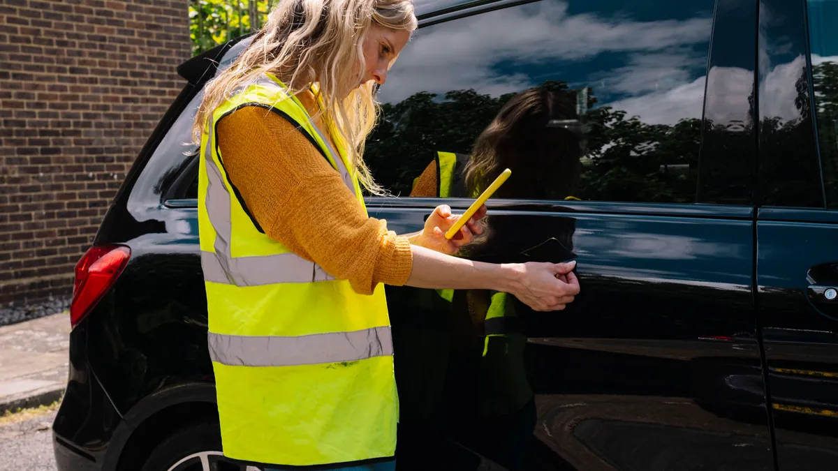 Schäden am Fahrzeug: Vor allem die Kfz-Versicherung sorgte 2025 für Streit zwischen Versicherern und ihren Kunden.