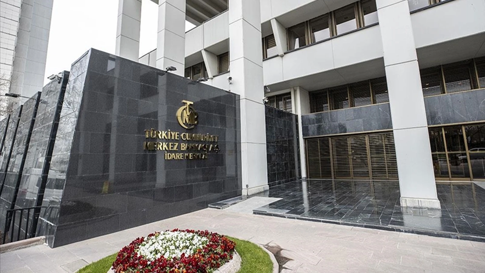 The real sector's confidence decreased