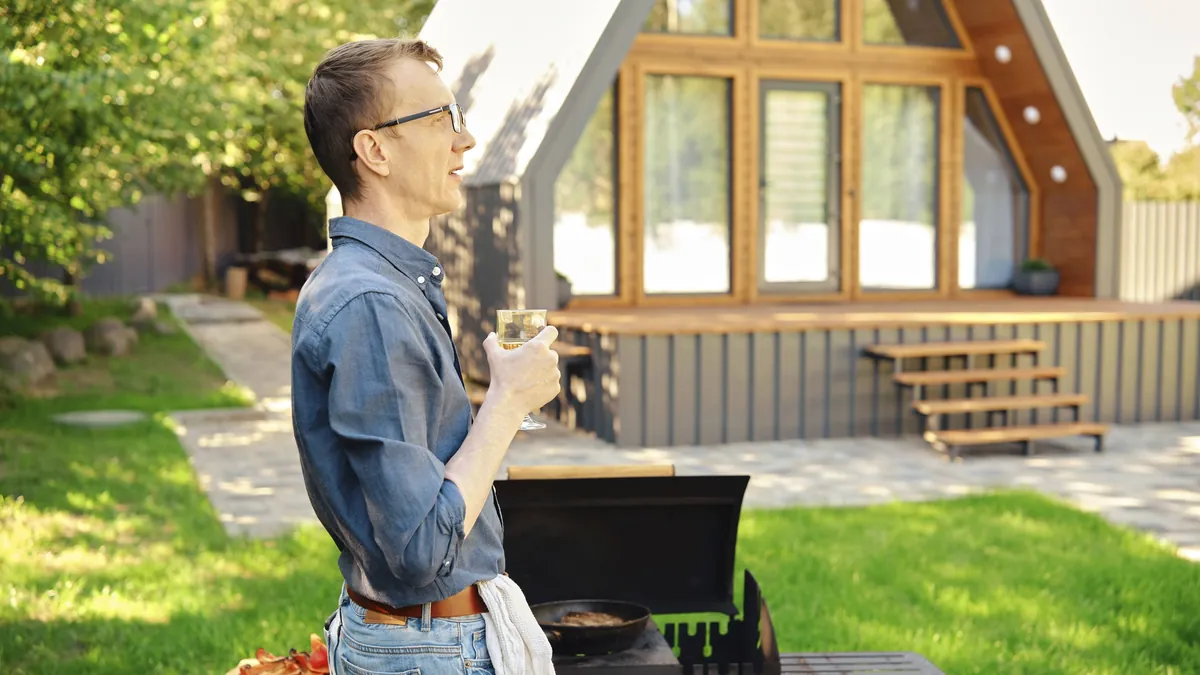 Viele Menschen sitzen beim Versicherungsschutz von Grill und Gartenmöbeln einem Irrtum auf.