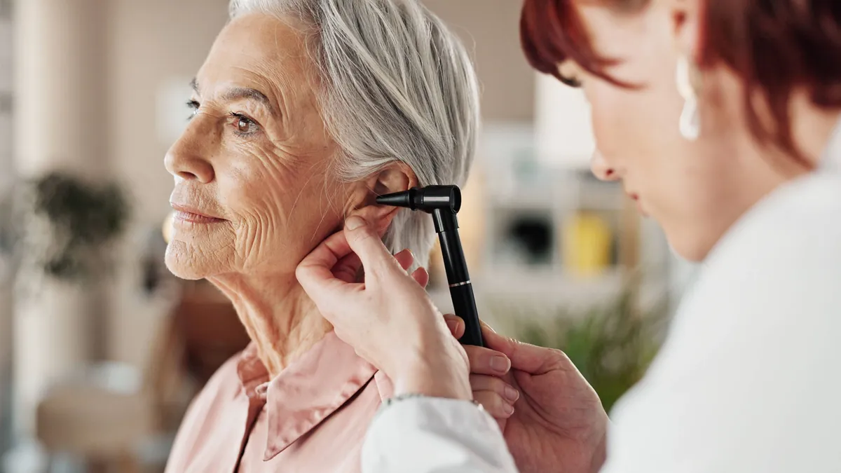 Check-up beim HNO-Arzt (Symbolbild): Viele HNO-Ärzte drohen damit, die Sprechstundenzeiten für Kassenpatienten zu kürzen.