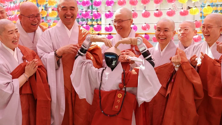 Humanoid robot became a Buddhist monk: He swore 'not to overcharge' - Picture: 2