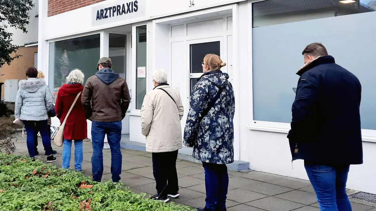 Lange Schlange vor einer Arztpraxis (Archivbild): Fast drei Viertel der Deutschen haben in den vergangenen Jahren lange Wartezeiten beim Arztbesuch erlebt.