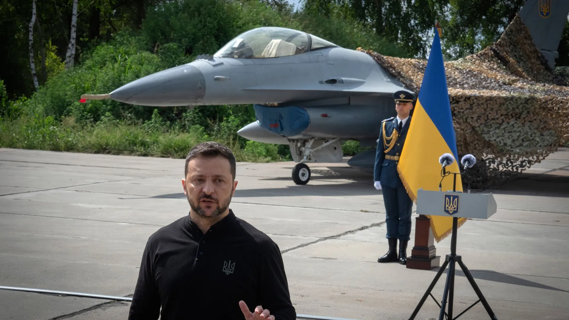 Ukraine War - Zelenskyj presents Ukraine's first F-16