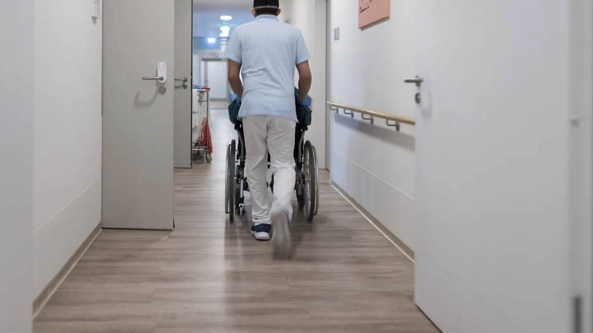 Die Betreiber von Pflegeheimen müssen häufig die Kosten vorstrecken, wenn ihre Bewohner auf Sozialhilfe angewiesen sind.