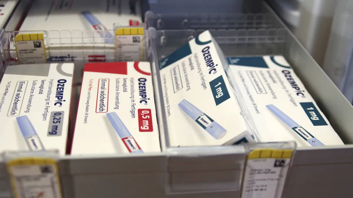 Verpackungen des Medikaments Ozempic: In Frankreich sollen Krankenkassen bald erstmals für die Kosten der Abnehmspritze aufkommen.