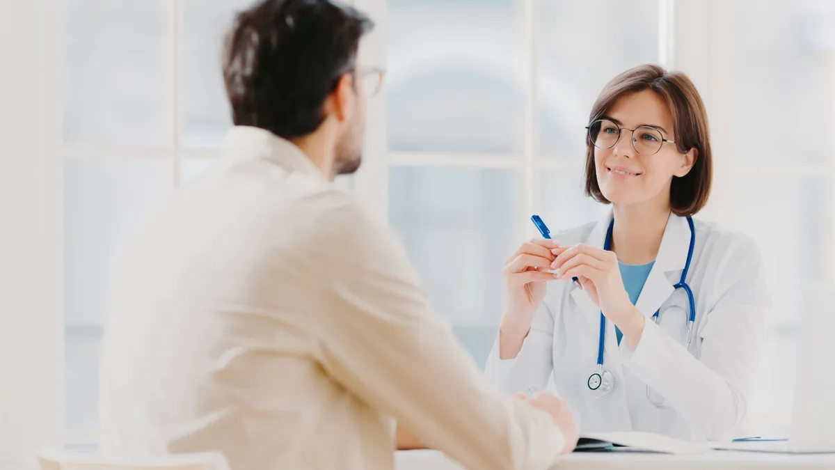 Eine Ärztin im Gespräch mit einem Patienten: Die Bundesregierung will den Hausarzt zum ersten Ansprechpartner bei gesundheitlichen Beschwerden machen.
