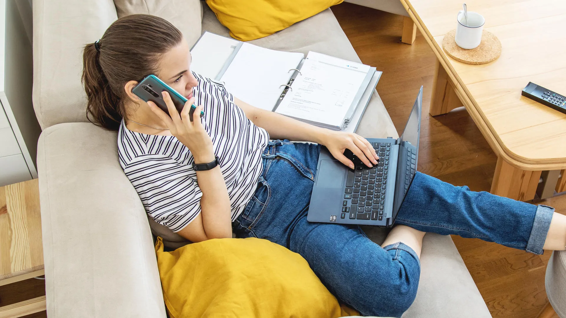 A woman works from home (symbolic image): If you want to take out occupational disability insurance, you should do so as early as possible. A woman works from home (symbolic image): If you want to take out occupational disability insurance, you should do so as early as possible.