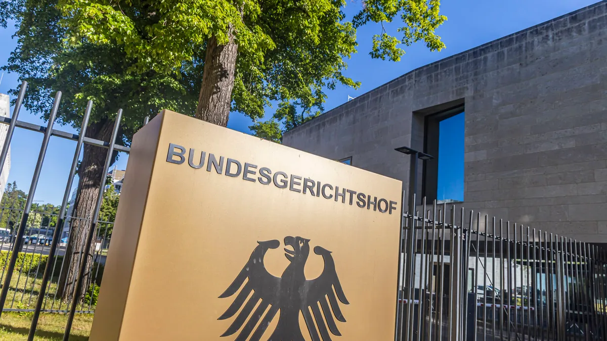 Sitz des Bundesgerichtshofs: Die Karlsruher Richter untersagten der Axa, ungültige Klauseln in ihren Verträgen einfach durch neue auszutauschen.