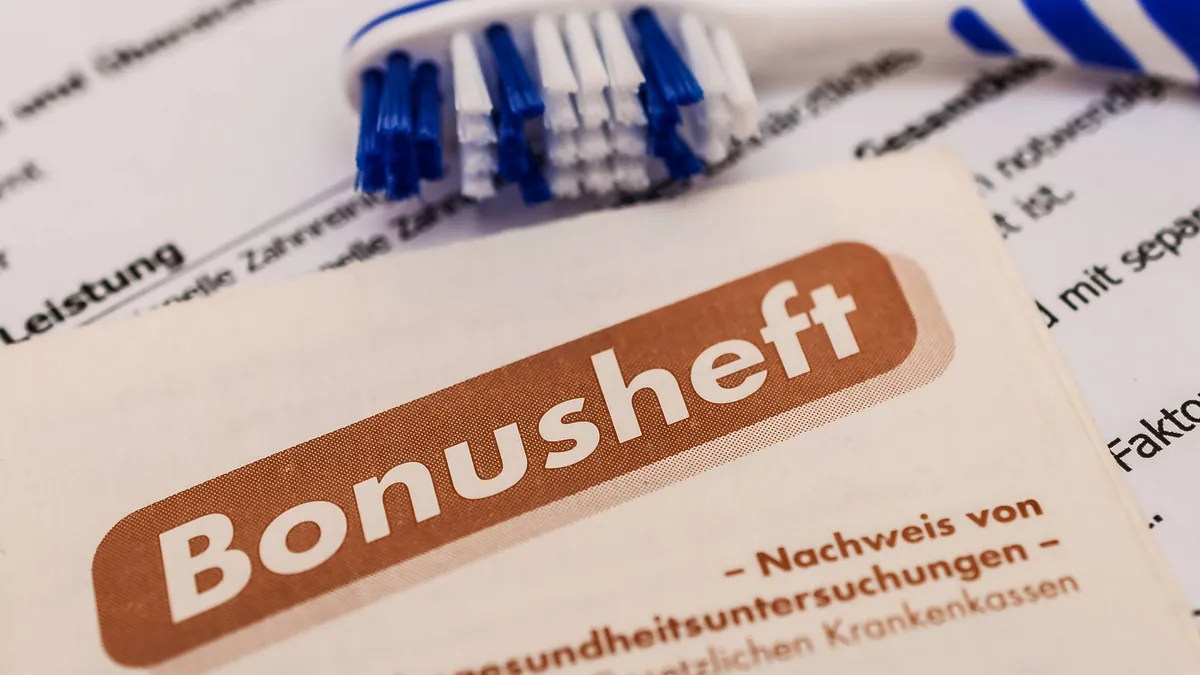 Bonusheft und Zahnbürste: Auch eine Lücke im Bonusheft kann unter bestimmten Umständen folgenlos bleiben.