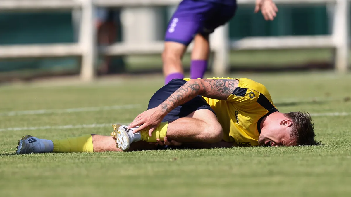 Fußballer am Boden (Symbolbild): Fußball ist laut Ergo die Sportart mit den meisten Unfällen.