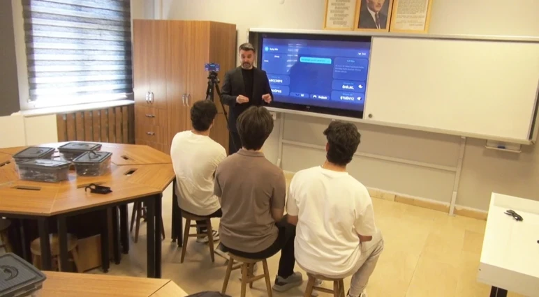 The application developed by 3 high school students for ALS patients won 2 awards in the USA - Picture: 3
