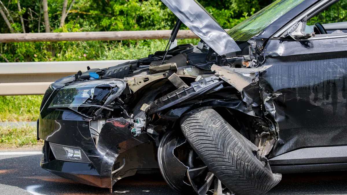 Beschädigtes Auto: Vor allem Beschwerden zur Kfz-Versicherung erreichten den Ombudsmann zuletzt.