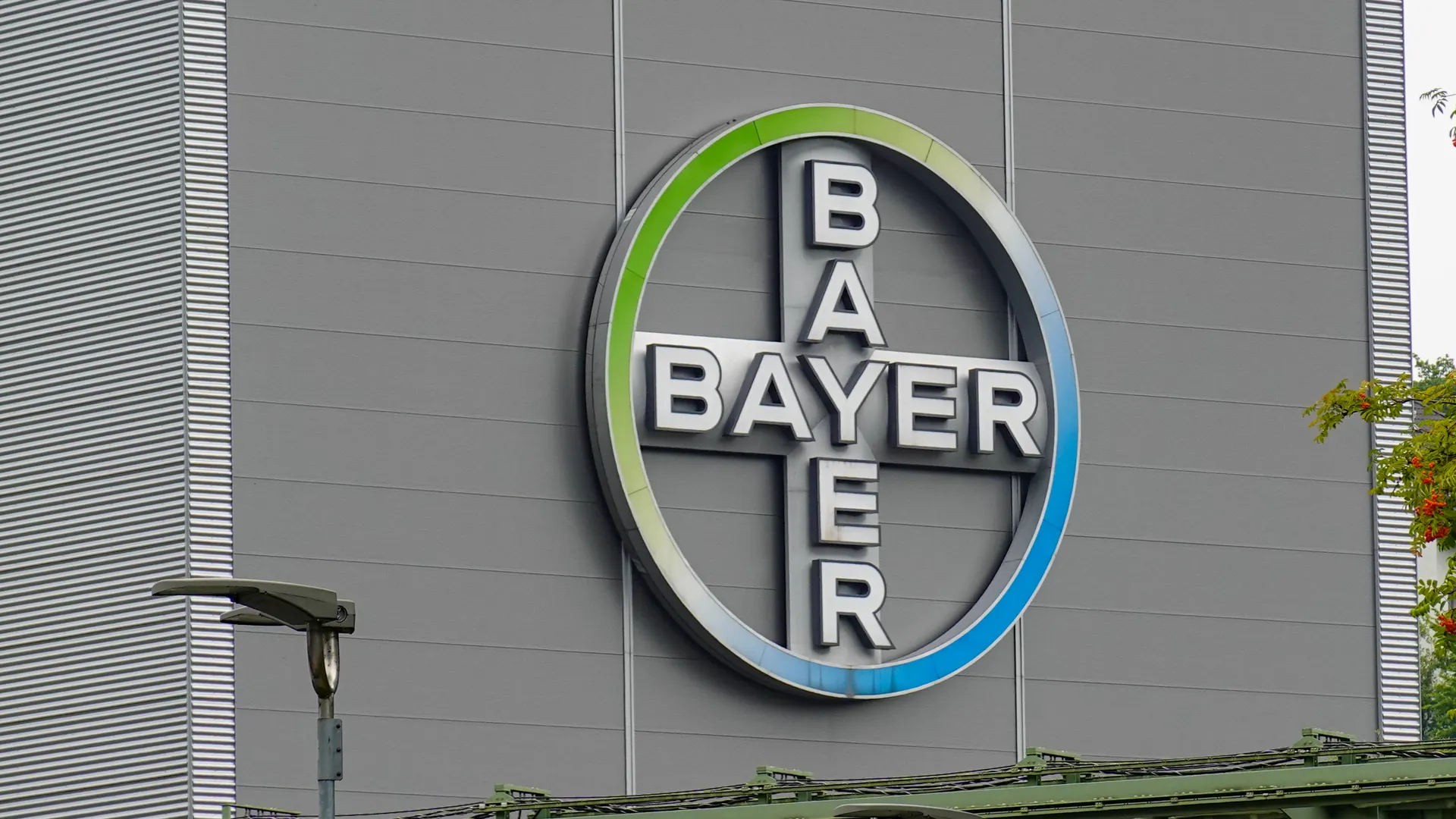 The logo of the German pharmaceutical company Bayer. The USA wants to investigate the prices of German drugs. (symbol image)