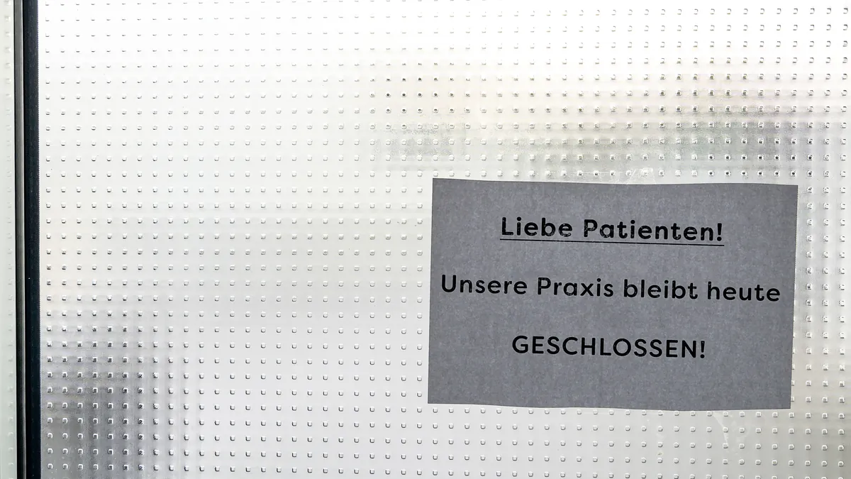 Geschlossene Arztpraxis: Fachärzte wollen aufgrund der GKV-Reform künftig nur noch an vier Tagen Kassenpatienten behandeln.