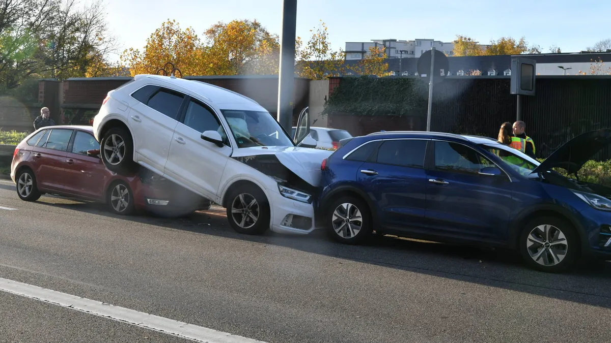 Autounfall auf der Autobahn (Symbolbild): Die Bundesregierung will Versicherte in Zukunft besser schützen.