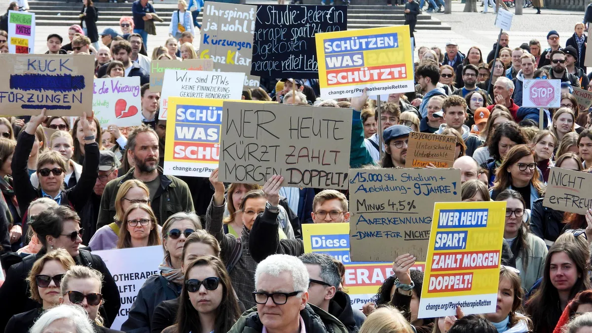 Protest am Hamburger Rathausmarkt (Archivbild): Viele Psychotherapeuten fürchten um ihre berufliche Zukunft.