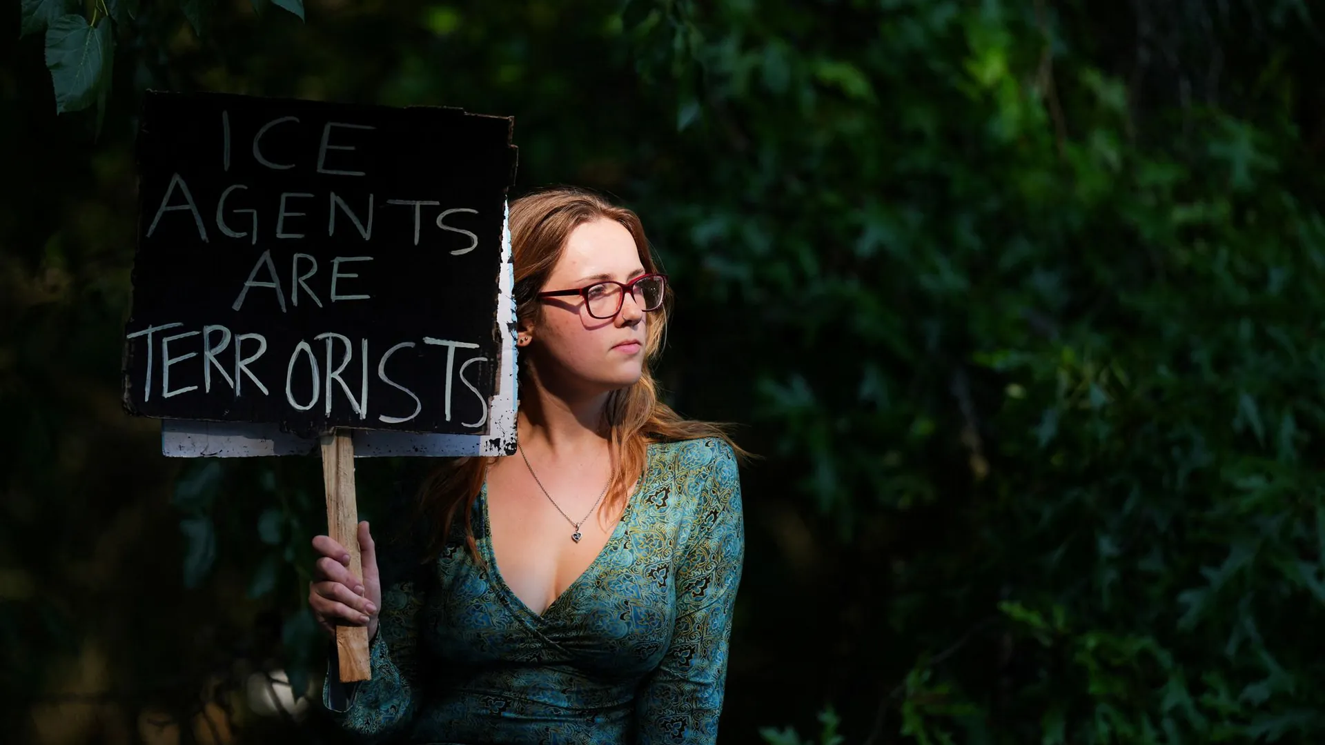 A citizen protests against the actions of the US immigration authorities. A citizen protests against the actions of the US immigration authorities.