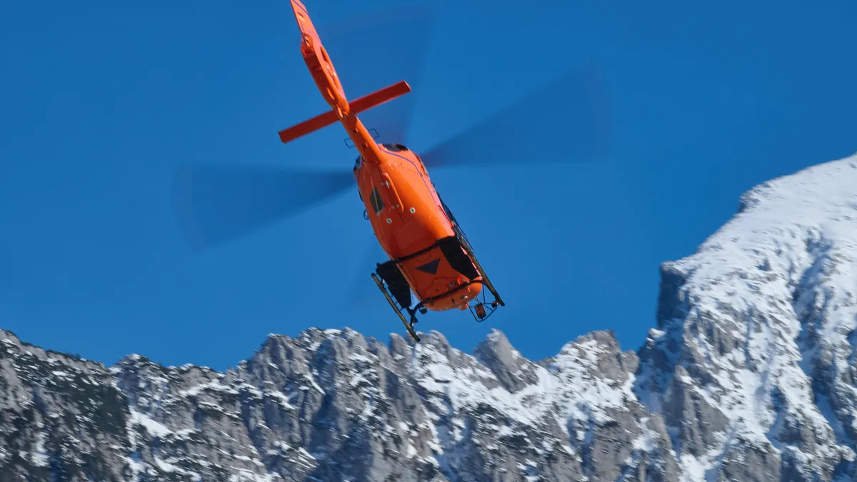 Rettungshubschrauber (Symbolbild): Für einen Hubschraubereinsatz im Ausland muss die Krankenkasse nicht zahlen.