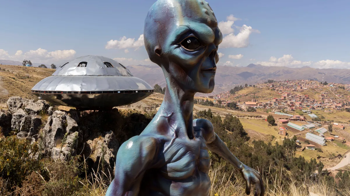 Skulptur eines Außerirdischen: Eine Versicherung bietet Schutz davor, von Aliens entführt zu werden.