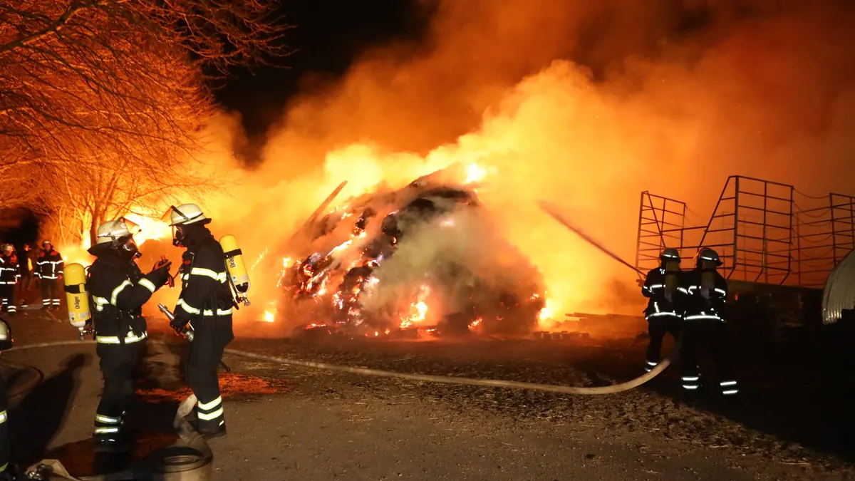 Feuer auf Bauernhof (Symbolbild): Ein Versicherer muss beim Vertragsabschluss auch über grundlegende Begrifflichkeiten informieren.