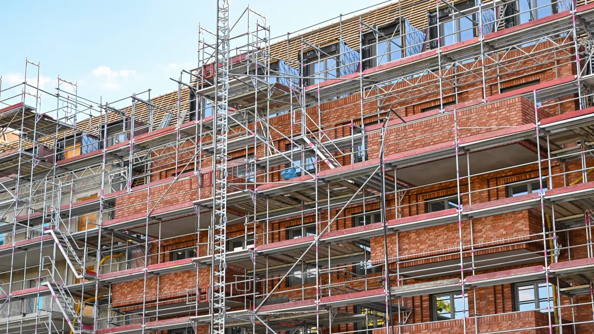 Baustelle eines Mehrfamilienhauses: In Deutschland dürften 2026 weniger Wohnungen fertig werden als im ohnehin schwachen Vorjahr.