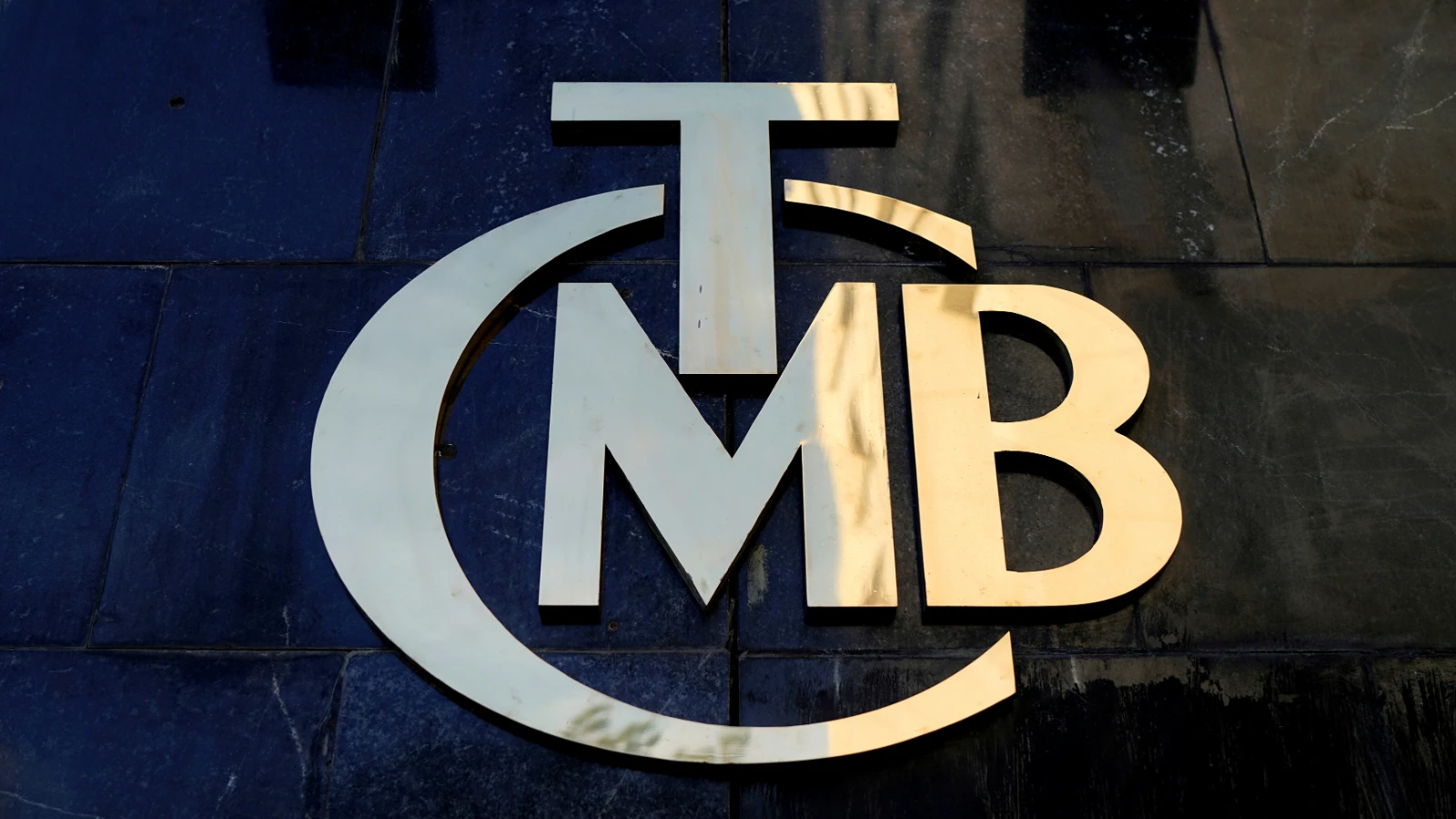 Central Bank reserves increased by 2.1 billion dollars