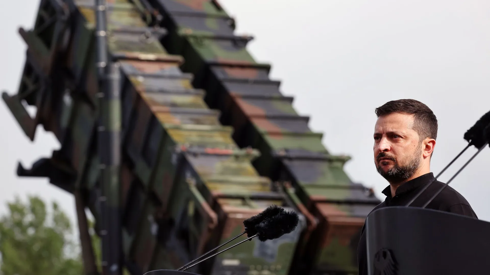 Volodymyr Zelenskyj in front of a Patriot anti-aircraft system Volodymyr Zelenskyj in front of a Patriot anti-aircraft system
