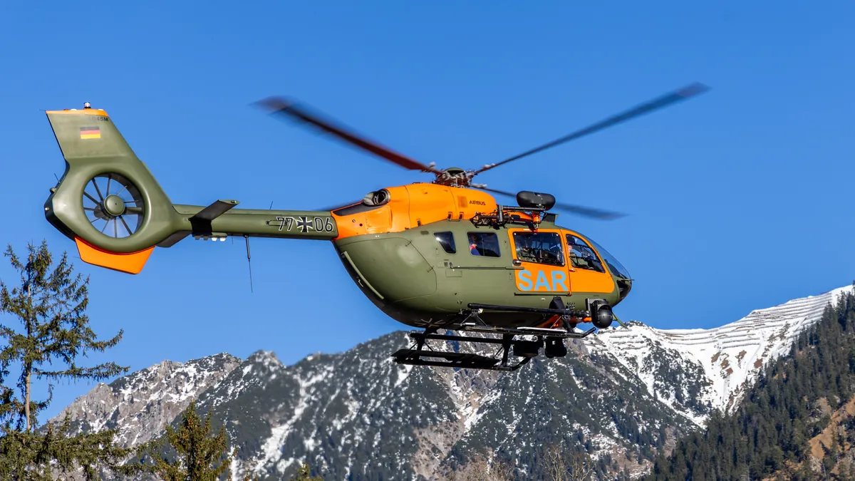 Hubschrauber über den Alpen: Auch bei Fahrlässigkeit gilt häufig der Versicherungsschutz.
