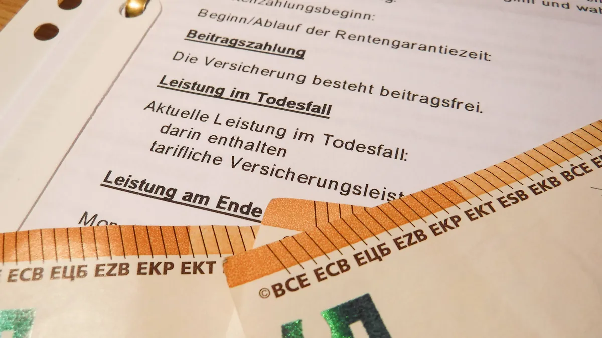 Versicherungsschein mit Banknoten: Die Frankfurter Leben-Gruppe kauft ihren Konkurrenten Athora.