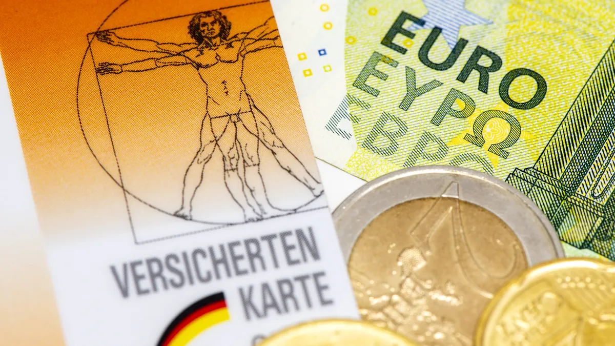 Gesundheitskarte und Geld: Eine große Krankenkasse passt ihren Zusatzbeitrag an.