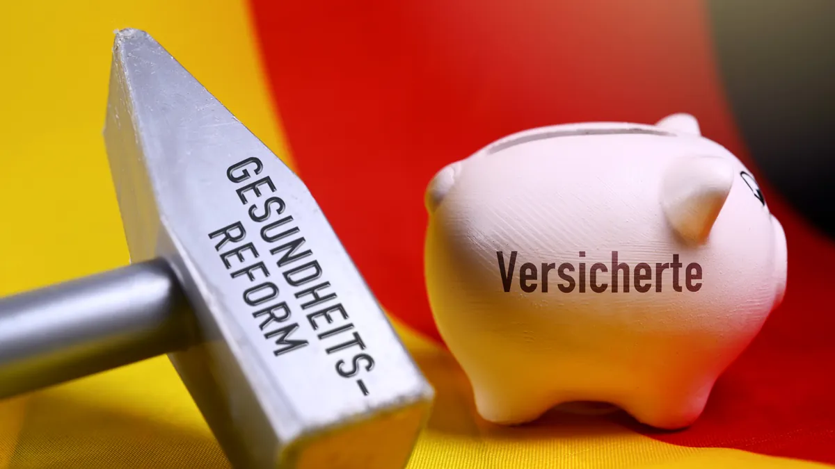 Hammer und Sparschwein: Durch die Erhöhung der Beitragsbemessungsgrenze steigt auch der maximale Arbeitgeberzuschuss für die private Krankenversicherung.