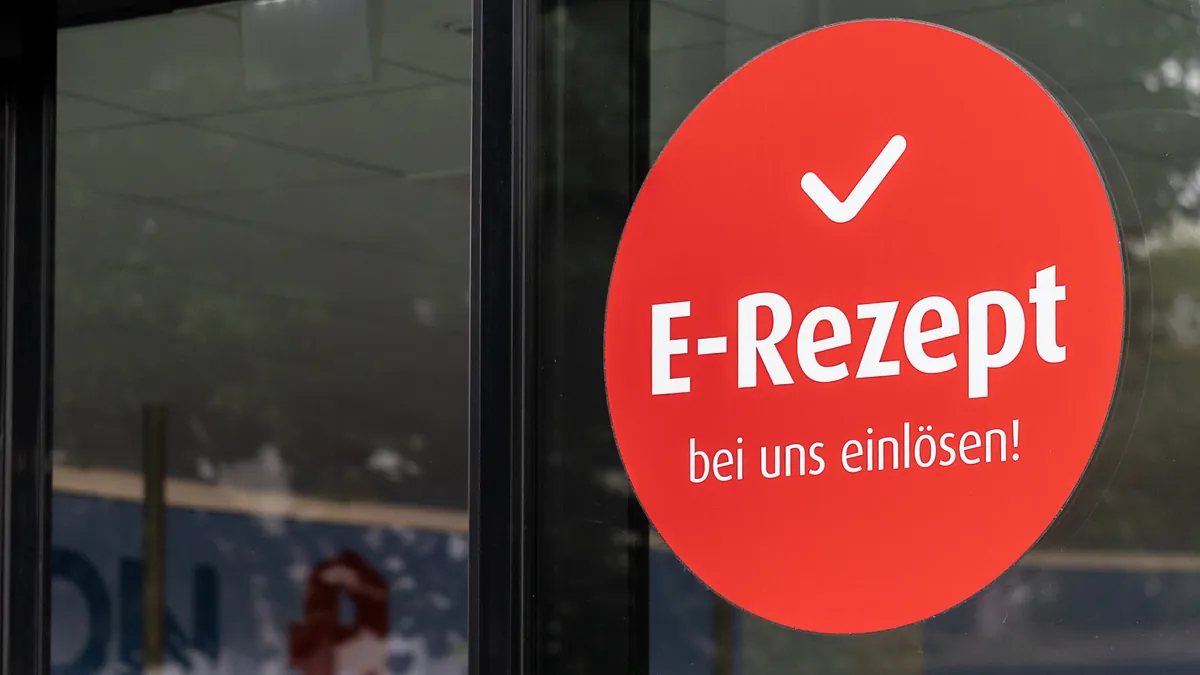 E-Rezept-Aufkleber: Neben dem E-Rezept soll es bald auch die eVerordnung für Heil- und Hilfsmittel geben.