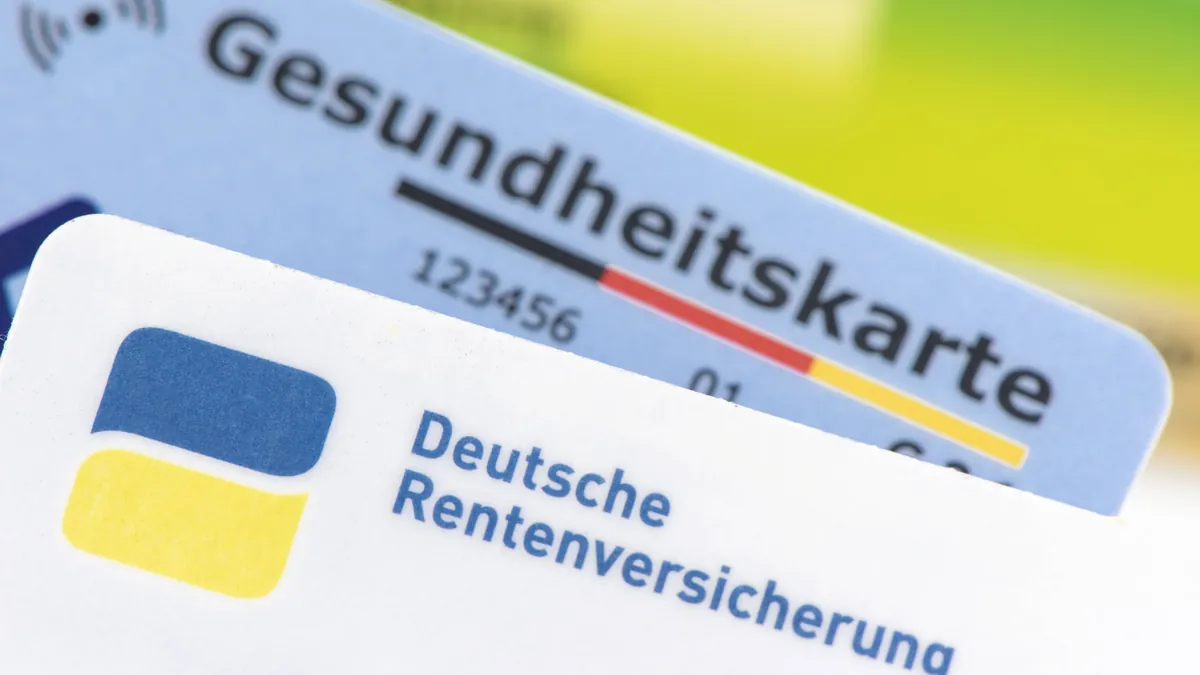 Gesundheitskarte: Wer von der Krankenkasse zu einem Reha-Antrag aufgefordert wird, hat nun deutlich weniger Zeit zu reagieren.