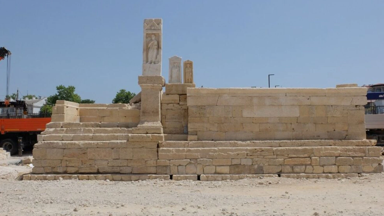 Blush and perfume were found in a 1,900-year-old grave!