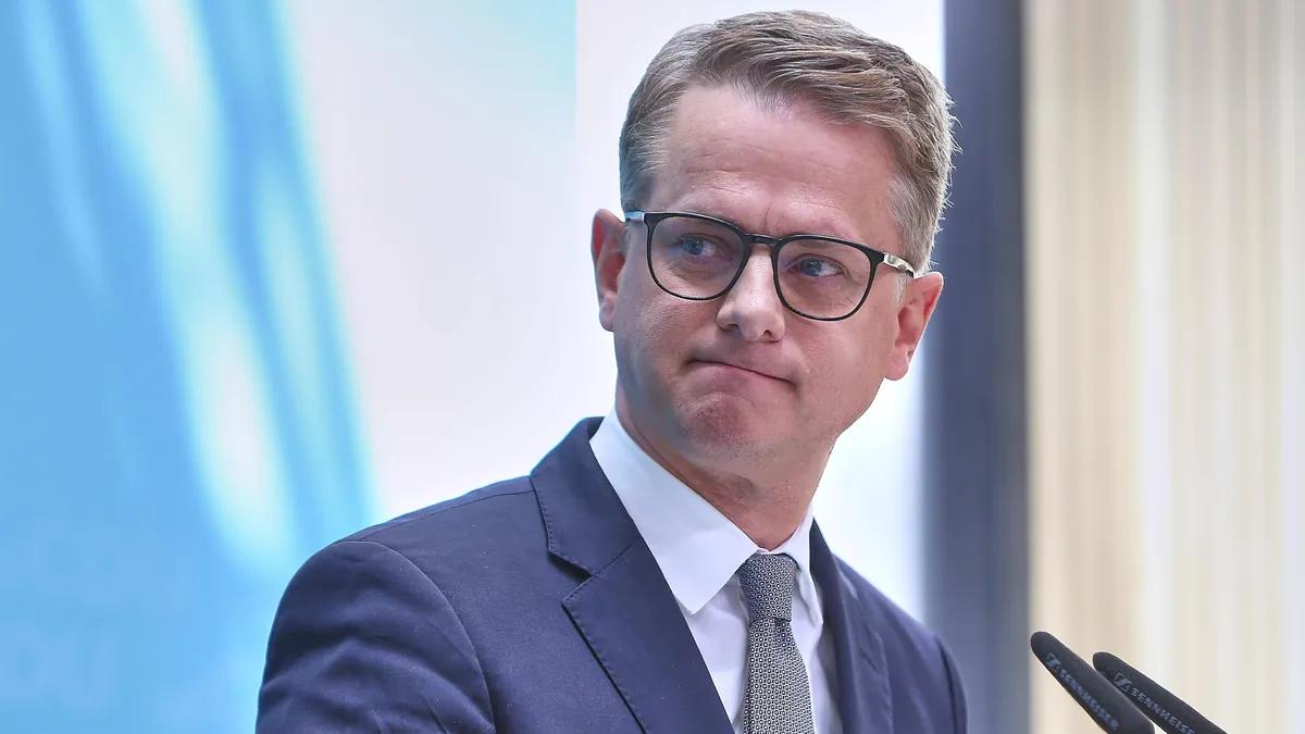 Bundesgesundheitsminister Carsten Linnemann: Rentenbeiträge für pflegende Angehörige sollen doch nicht gekürzt werden.