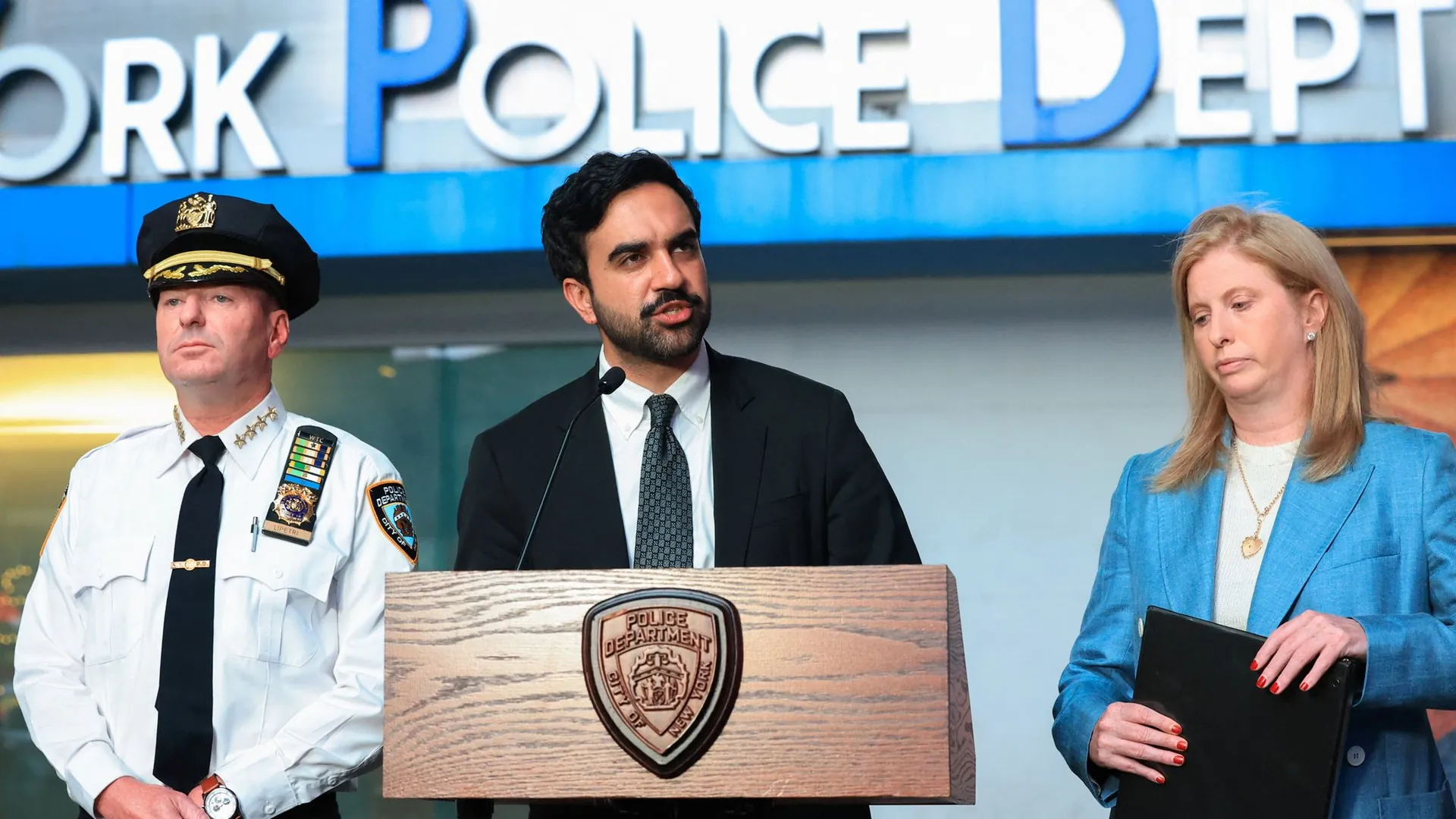 New York Mayor Zohran Mamdani and New York Police Chief Jessica Tisch held a press conference at the scene. New York Mayor Zohran Mamdani and New York Police Chief Jessica Tisch held a press conference at the scene.
