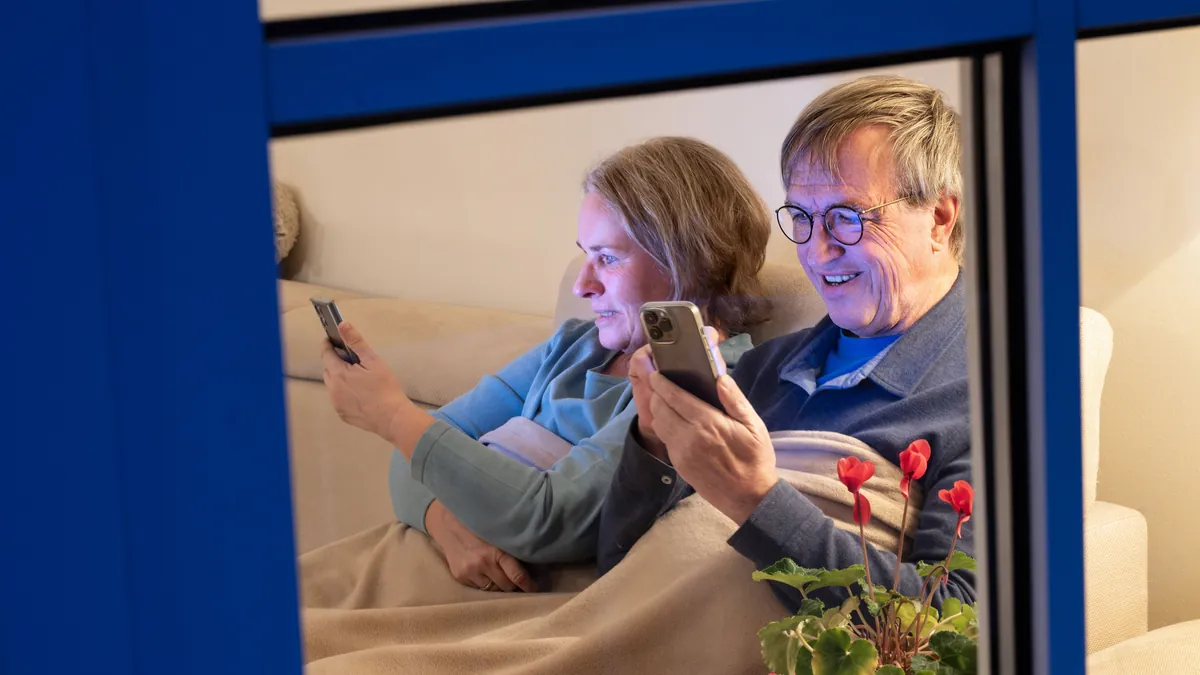 Seniorenpaar surft im Internet (Symbolbild): Digitale Angebote zu Rente und Gesundheit werden nur von wenigen Menschen hierzulande genutzt.