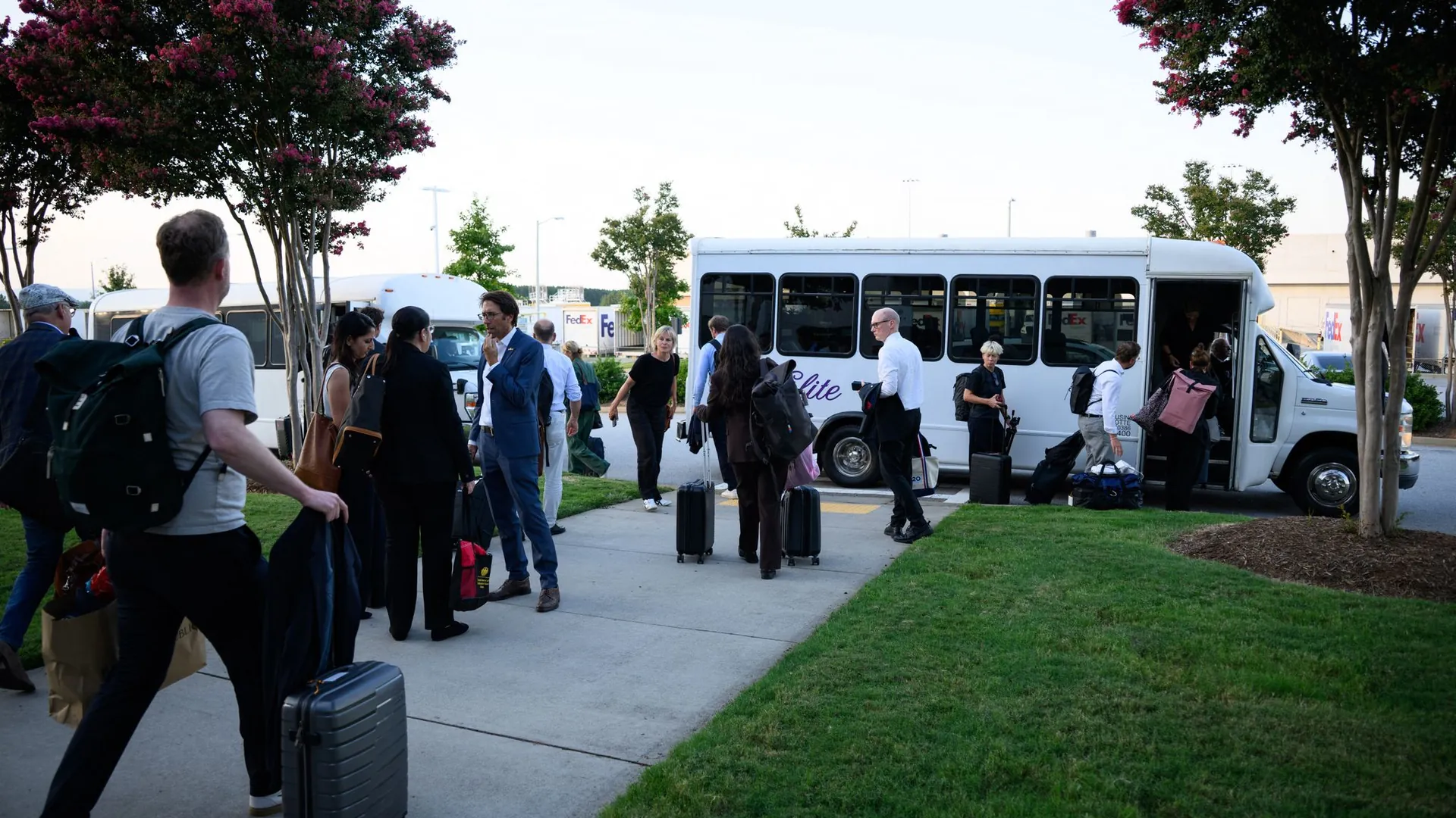 USA: After a long wait, Federal Finance Minister Klingbeil's delegation gets back into the waiting buses.