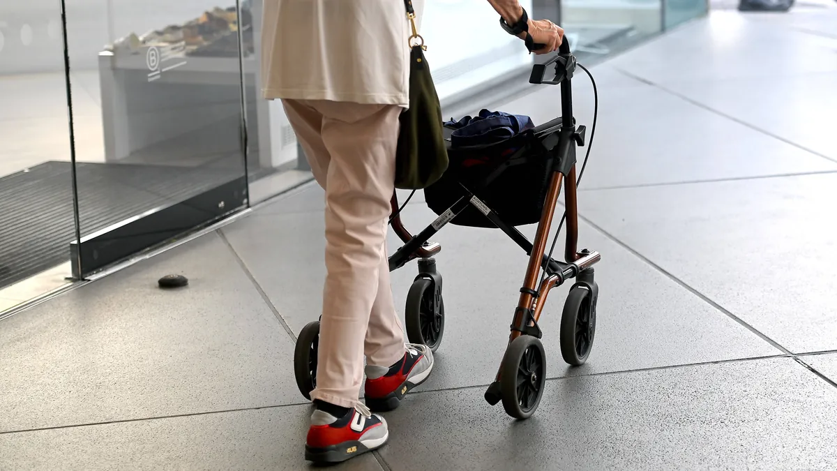 Ältere Person mit Rollator: Für Betroffene soll es künftig deutlich schwieriger werden, einen Pflegegrad zu bekommen.
