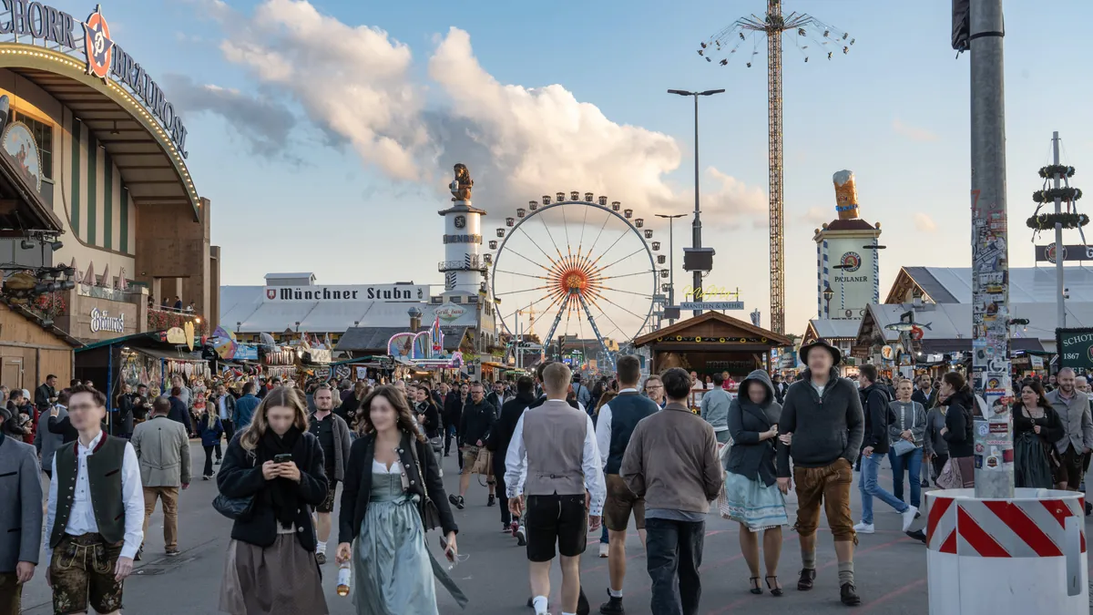 Oktoberfest (Archivbild): Über 100 Fahrgeschäfte locken in diesem Jahr die Besucher.