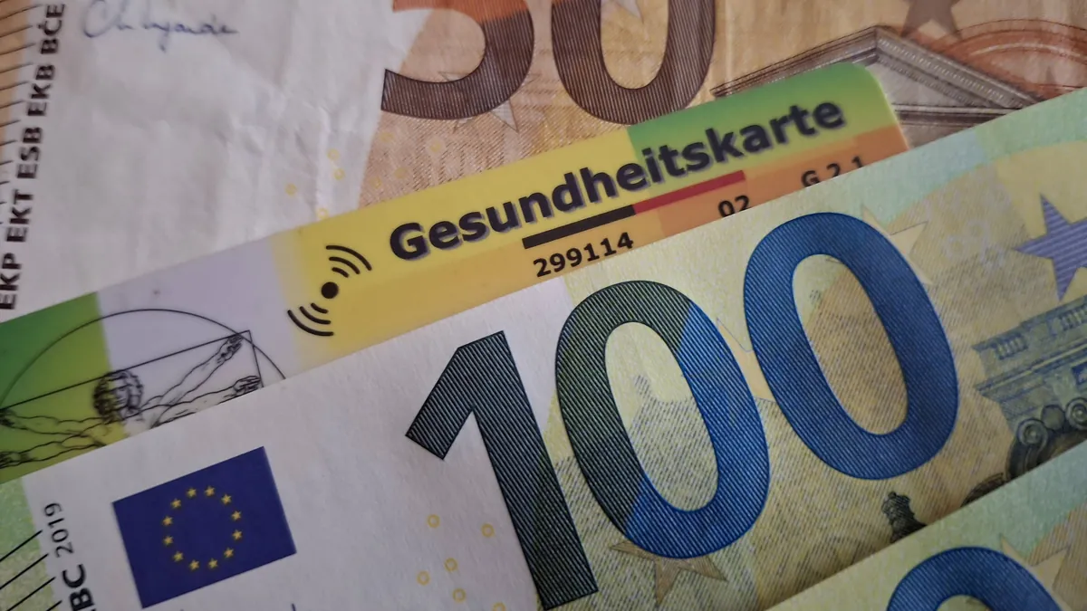 Gesundheitskarte und Geldscheine: Die BKK Herkules senkt ihren Zusatzbeitrag zum 1. Oktober