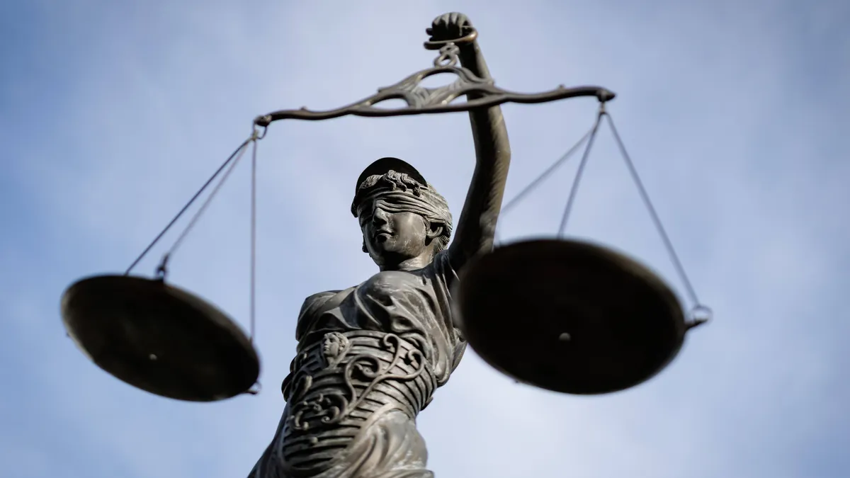 Justitia-Statue: Das Landgericht Coburg urteilte, dass im Notlagentarif unter Umständen auch eine 24-Stunden-Betreuung bezahlt werden muss.