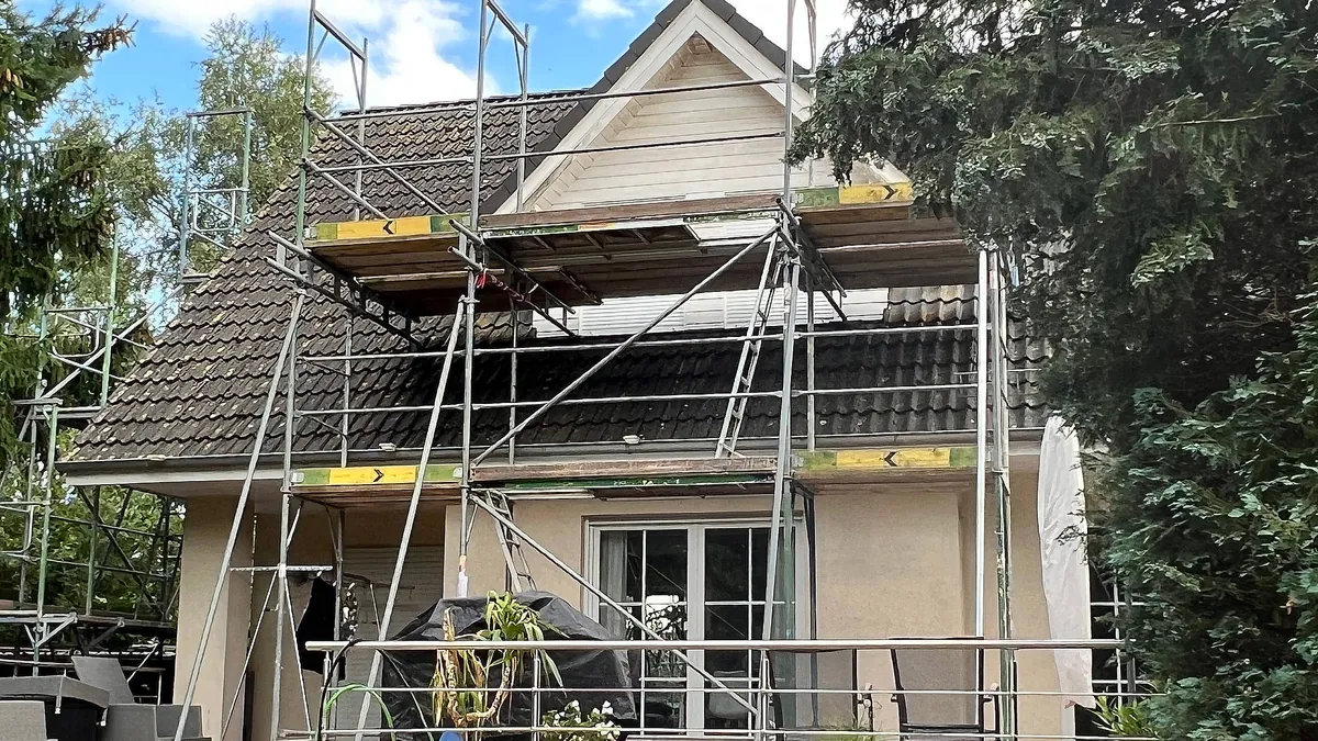 Einfamilienhaus mit Baugerüst: Gefahrerhöhungen müssen Versicherungsnehmer ihrer Hausratversicherung mitteilen.