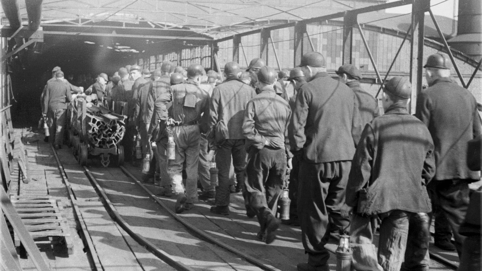 Miners in front of the mine entrance: Funeral funds are still widespread, especially in the Ruhr area. Miners in front of the mine entrance: Funeral funds are still widespread, especially in the Ruhr area.