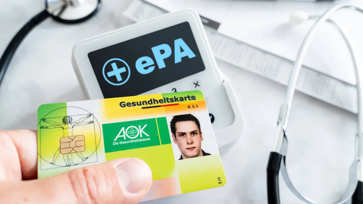 Gesundheitskarte und Stethoskop: Ab Ende Oktober sollen erstmals Daten aus der ePA der Forschung zur Verfügung gestellt werden.