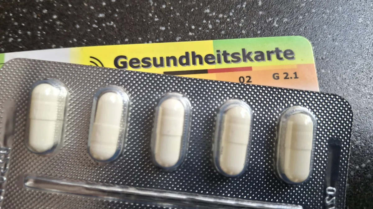 Medikamente und Gesundheitskarte (Symbolbild): Die Preise für bestimmte Medikamente sind in den vergangenen Jahren deutlich gestiegen.