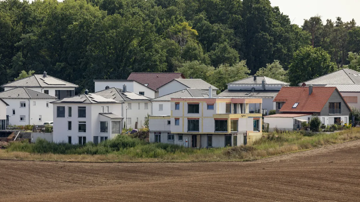 Neu gebaute Häuser: Immobilienbesitzer trifft der Zinsanstieg nun mit Verzögerung.